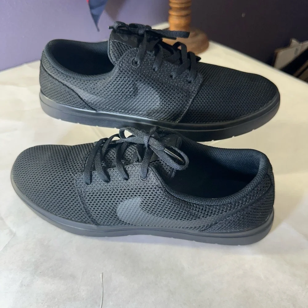 Nike women -Black Mesh Sneakers